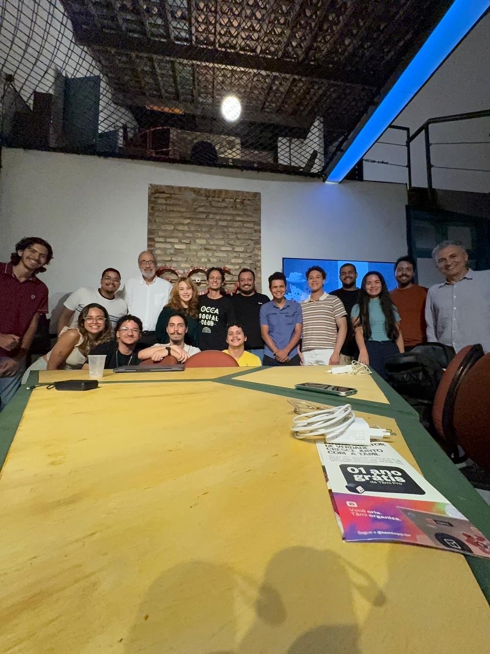 Time da OCCA reunido na sede, em Olinda